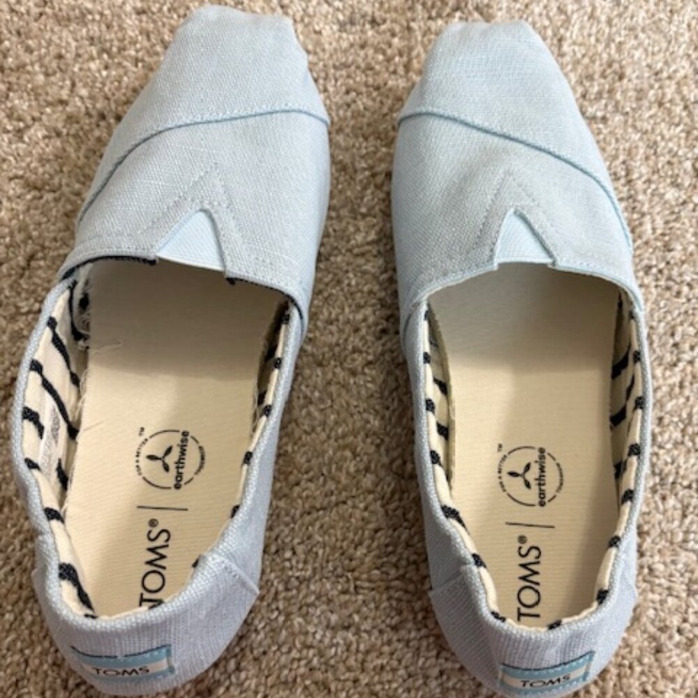 WOMEN TOMS BABY BLUE SLIP ON SHOES. SZ. 9-1/2